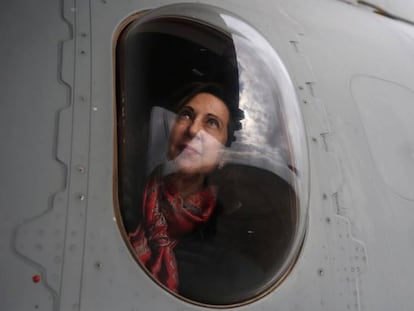 La ministra de Defensa y Exteriores en funciones, Margarita Robles, a bordo de un avión C-295, durante su visita a las tropas españolas en la base de Sigonella (Sicilia). En vídeo, Robles declara que no hay ninguna "petición formal" por parte de Estado Unidos para un nuevo despliegue en Rota.