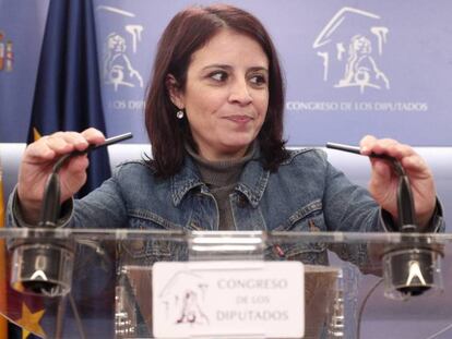 La portavoz del PSOE en el Congreso, Adriana Lastra, en rueda de prensa. En vídeo, declaraciones de los diputados de BNG, PRC y Teruel Existe.