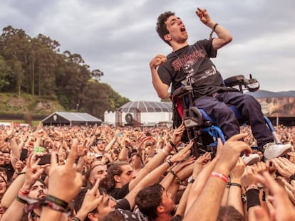 Un joven en silla de ruedas es alzado para que vea el escenario en un concierto del Resurrection Fest. En vídeo, así contamos el momento cuando sucedió.