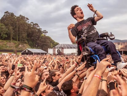 Un joven en silla de ruedas es alzado para que vea el escenario en un concierto del Resurrection Fest. En vídeo, así contamos el momento cuando sucedió.