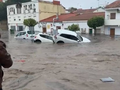 Tres coches arrastrados por la crecida del agua en Nerva (Huelva) causada por el temporal Elsa. En vídeo, imágenes de los destrozos ocasionados por el temporal.