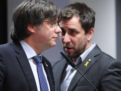 Carles Puigdemont (izquierda) y Toni Comín, durante la rueda de prensa de hoy en Bruselas. En vídeo, Puigdemont: "La justicia española tiene secuestrado a un eurodiputado".