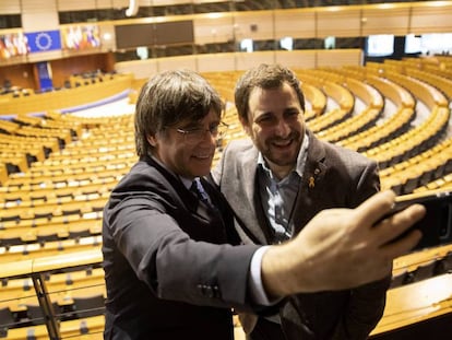 Carles Puigdemont y Antoni Comín se fotografían en el interior del Parlamento Europeo, este viernes en Bruselas.