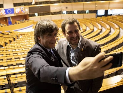 Carles Puigdemont y Antoni Comín se fotografían en el interior del Parlamento Europeo, este viernes en Bruselas.