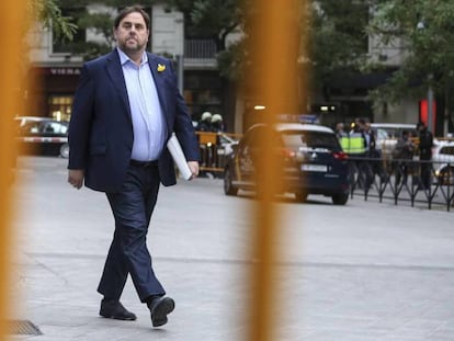 El exvicepresidente de la Generalitat, Oriol Junqueras, llega a la Audiencia Nacional el 1 de noviembre de 2017. En vídeo, ERC suspende la negociación con el PSOE.