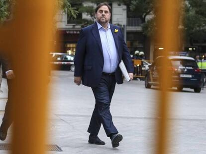 El exvicepresidente de la Generalitat, Oriol Junqueras, llega a la Audiencia Nacional el 1 de noviembre de 2017. En vídeo, ERC suspende la negociación con el PSOE.