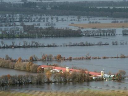 Parcelas inundadas en Xinzo de Limia, en Ourense. En vídeo, servicios de emergencias en Madrid.