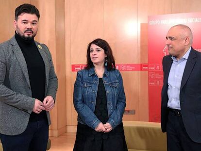 Desde la izquierda, el portavoz de ERC, Gabriel Rufián; la portavoz socialista en el Congreso, Adriana Lastra, y el diputado del PSOE Rafael Simancas, en la reunión que mantuvieron el pasado 17 de diciembre. En vídeo, declaraciones este sábado de la vicepresidenta del Gobierno en funciones, Carmen Calvo.