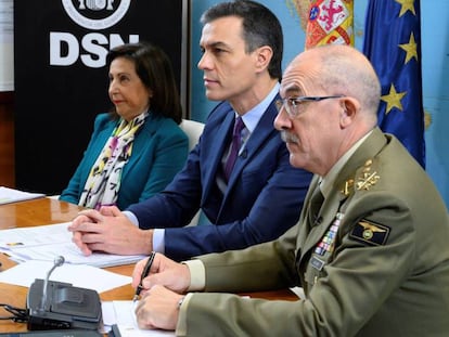 Pedro Sánchez, Margarita Robles y el jefe del Estado Mayor de la Defensa saludan a las tropas españolas. En vídeo, Maragall (ERC) habla sobre las negociaciones con el PSOE.