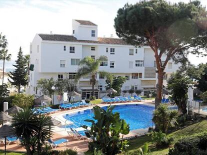 Vista general de la piscina donde murieron ahogados tres miembros de la misma familia. En vídeo, detalles de lo ocurrido.