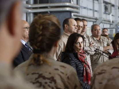 La ministra de Defensa, Margarita Robles, el pasado día 17 con militares españoles en la base de Sigonella (Sicilia). En vídeo, sus declaraciones en 'Hoy por hoy'.