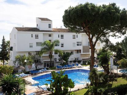 Vista de la piscina donde un hombre de nacionalidad británica y dos de sus hijos menores de edad fallecieron en Mijas.