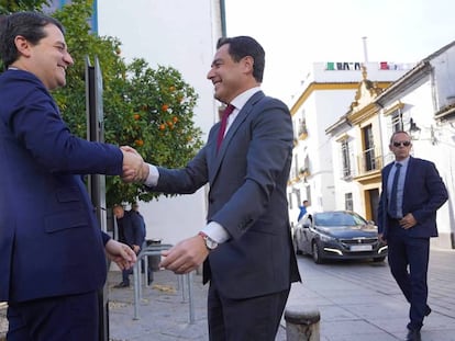 El presidente de la Junta de Andalucía, Juanma Moreno (derecha), saluda al alcalde de Córdoba , José María Bellido, este viernes a su llegada a Córdoba. En vídeo, Moreno exige a Sánchez que respete a Andalucía y su Gobierno.