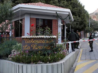 Entrada de la urbanización La Rinconada, donde se encuentra la residencia del embajador de México en La Paz. En vídeo, el extraño incidente diplomático entre Bolivia y España en la Embajada de México en La Paz.