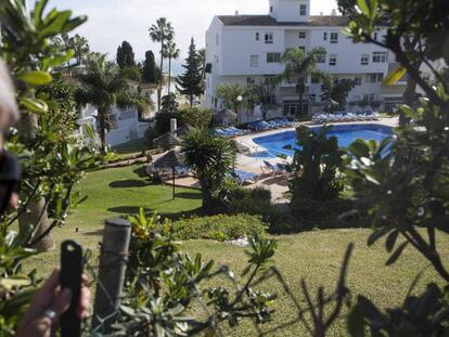 Vista de la piscina de la urbanización Club La Costa de Mijas (Málaga). En vídeo, declaraciones de Javier Toro, abogado y portavoz de la familia de las víctimas.