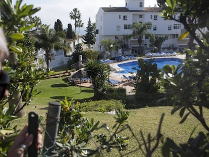 Vista de la piscina de la urbanización Club La Costa de Mijas (Málaga). En vídeo, declaraciones de Javier Toro, abogado y portavoz de la familia de las víctimas.