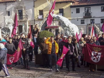 Concentración en la plaza de San Marcelo de León a favor de la autonomía de la región leonesa, este viernes. Declaraciones de José Antonio Díez, alcalde de León.