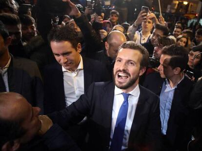 Pablo Casado sale de la sede nacional del PP en la calle Génova, Madrid, tras conocer los resultados electorales el pasado 10-N. En vídeo, el líder del PP critica las negociaciones para la investidura entre PSOE y ERC, el pasado viernes.