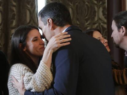 Irene Montero, Pedro Sánchez, Adriana Lastra y Pablo Iglesias, tras la firma del preacuerdo entre el PSOE y Unidas Podemos. En vídeo, resumen del año en clave política.