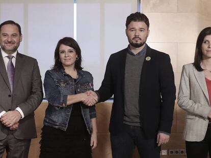 Los socialistas José Luis Ábalos y Adriana Lastra, junto a los políticos de ERC Gabriel Rufián y Marta Vilalta, en la primera reunión entre los negociadores del PSOE y Esquerra el pasado 28 de noviembre. En vídeo, ERC debe decidir ahora con el informe de la Abogacía del Estado en la mano.