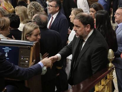 Pedro Sánchez saluda a Oriol Junqueras desde su escaño del Congreso. En vídeo, resumen del año político.