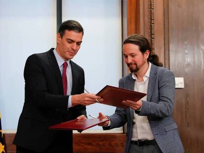 Sánchez e Iglesias, durante la firma del acuerdo, este lunes en el Congreso. En vídeo, ERC da por cerradas las negociaciones y pone en manos del Consell Nacional la decisión final.