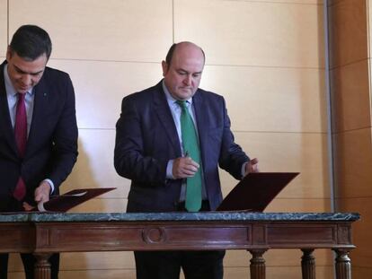 Pedro Sánchez (PSOE) y Andoni Ortuzar (PNV) firman el pacto de investidura.