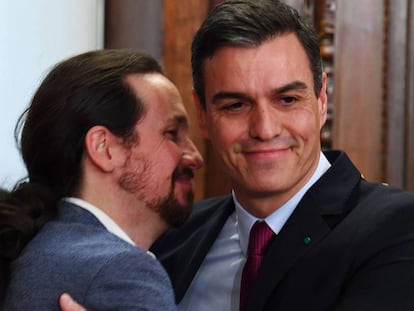 Iglesias y Sánchez, abrazados tras firmar hoy el pacto en el Congreso. En vídeo, declaraciones de los líderes políticos tras la firma.