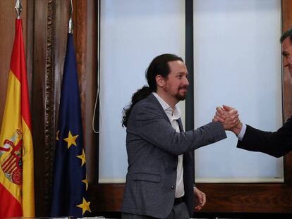 El líder de Unidas Podemos, Pablo Iglesias y el presidente del Gobierno en funciones, Pedro Sánchez, tras la firma del acuerdo, en diciembre.