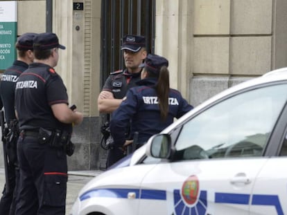 Varios agentes investigan dos muertes en Vitoria.