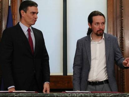 Pedro Sánchez y Pablo Iglesias, durante la firma del pacto de gobierno, en el Congreso de los Diputados, el pasado noviembre. En vídeo, cronología de los momentos clave de esta semana para la investidura de Sánchez.