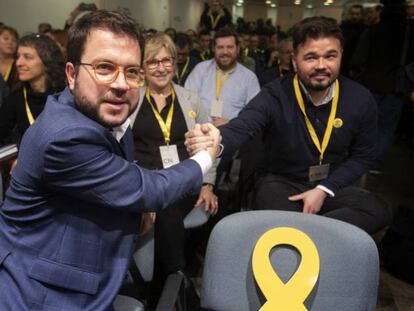 Pere Aragonès (izquierda) y Gabriel Rufián, este jueves en el consejo nacional de ERC. En vídeo, así es el pacto entre PSOE y ERC.