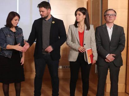 Reunión entre los negociadores del PSOE y ERC en el Congreso de los Diputados. De izquierda a derecha, José Luis Ábalos, Adriana Lastra, Gabriel Rufián, Marta Vilalta y Josep Maria Jové. En vídeo, Sánchez acepta un referéndum en el que solo decidan los catalanes.