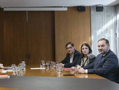 Reunión de negociación sobre la investidura de Pedro Sánchez entre Gabriel Rufián, Marta Vilalta y Josep Maria Jové, por parte de ERC, y José Luis Ábalos, Adriana Lastra y Salvador Illa, por parte del PSOE, en Barcelona. En vídeo, declaraciones de Ábalos este viernes.