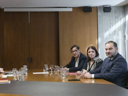 Reunión de negociación sobre la investidura de Pedro Sánchez entre Gabriel Rufián, Marta Vilalta y Josep Maria Jové, por parte de ERC, y José Luis Ábalos, Adriana Lastra y Salvador Illa, por parte del PSOE, en Barcelona. En vídeo, declaraciones de Ábalos este viernes.