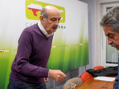 El presidente de Cantabria, Miguel Ángel Revilla (derecha), y el único diputado nacional de su partido, José María Mazón, este jueves en Santander tras la reunión de la ejecutiva del PRC. En vídeo, declaraciones de Mazón.