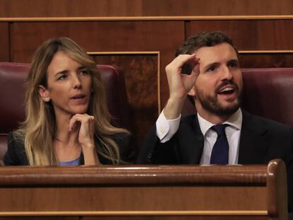 El presidente del PP, Pablo Casado, junto a su portavoz, Cayetana Álvarez de Toledo, interpela desde su escaño al candidato a la Presidencia del Gobierno, Pedro Sánchez. En vídeo, el resumen de la intervención de Casado.