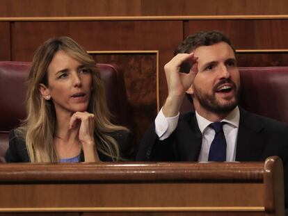 El presidente del PP, Pablo Casado, junto a su portavoz, Cayetana Álvarez de Toledo, interpela desde su escaño al candidato a la Presidencia del Gobierno, Pedro Sánchez. En vídeo, el resumen de la intervención de Casado.