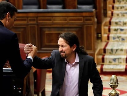 El líder de Unidas Podemos, Pablo Iglesias, saluda a Pedro Sánchez (izquierda), tras su intervención en el Congreso. En vídeo, las intervenciones de los líderes de Unidas Podemos.