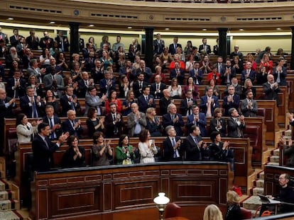 Los diputados del PSOE y de Unidas Podemos se aplauden mutuamente tras las intervenciones de los portavoces del grupo de Unidas Podemos ante el pleno del Congreso. En vídeo, el resumen del discurso de Sánchez.