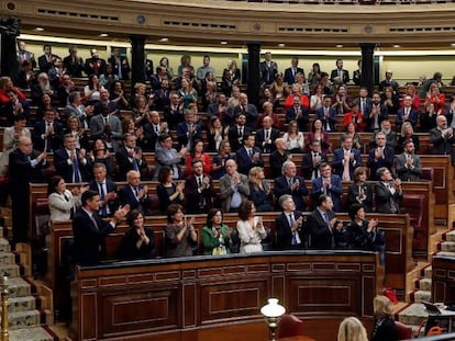 Los diputados del PSOE y de Unidas Podemos se aplauden mutuamente tras las intervenciones de los portavoces del grupo de Unidas Podemos ante el pleno del Congreso. En vídeo, el resumen del discurso de Sánchez.