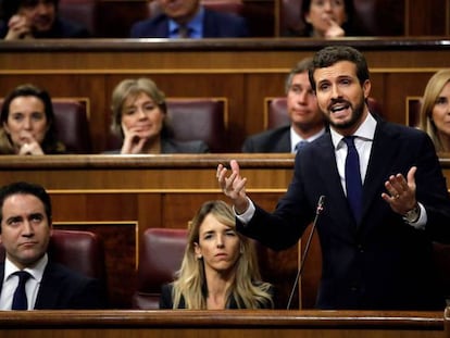 El presidente del PP, Pablo Casado, interpela desde su escaño al candidato a la Presidencia del Gobierno, Pedro Sánchez. En vídeo, los ataques de Pablo Casado a Pedro Sánchez.