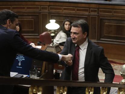 El portavoz del PNV, Aitor Esteban, saluda a Pedro Sánchez, durante el debate de investidura. En vídeo, resumen de la intervención de Esteban.