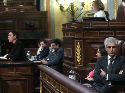 Adolfo Suárez Illana, hijo del expresidente Suárez, le da la espalda a la portavoz de EH Bildu, Mertxe Aizpurua, este domingo, en el Congreso. En vídeo, los momentos más tensos.