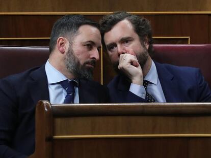 Los diputados de Vox, Santiago Abascal, izquierda, e Iván Espinosa de los Monteros, en el Congreso, este domingo. En vídeo, Adriana Lastra acusa a "las derechas" de alentar un golpe de Estado.