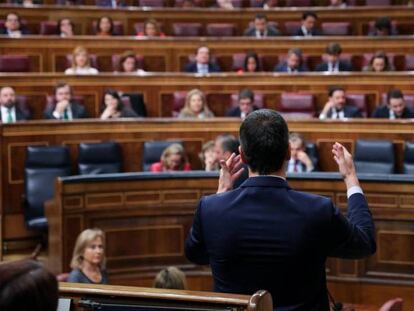 El presidente del Gobierno en funciones, Pedro Sánchez, durante su intervención desde su escaño en un turno de réplica. En vídeo, la bronca durante la intervención de la portavoz de EH Bildu.