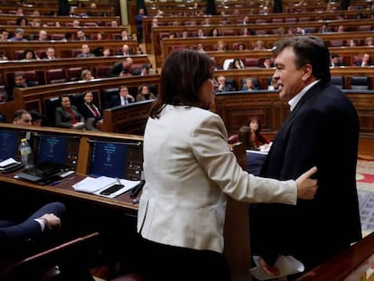 El diputado de Teruel Existe, Tomás Guitarte, saluda a la portavoz del PSOE, Adriana Lastra, tras su intervención ante el pleno del Congreso de los Diputados en la primera jornada de la sesión de investidura de Pedro Sánchez. En vídeo, el diputado denuncia presiones para cambiar su voto en la investidura.