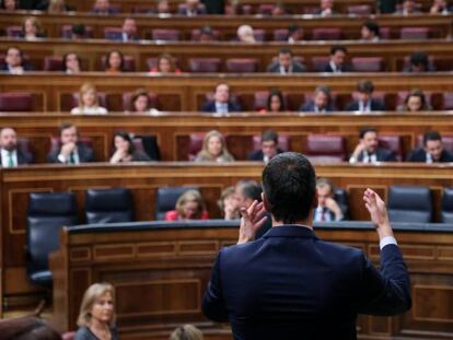 Pedro Sánchez, desde su escaño en la segunda sesión del debate de investidura.