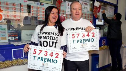 Responsables de la administración de loterias nº 11 de Albacete celebran haber dado parte del primer premio del sorteo de El Niño. En vídeo, el momento en el que se anuncia el primer premio.