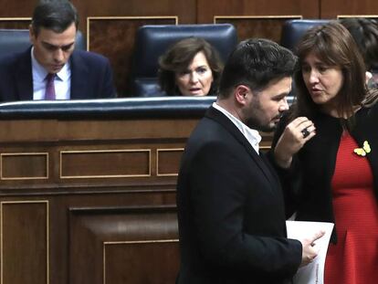 Gabriel Rufián y Laura Borràs, en el hemiciclo del Congreso, en presencia de Pedro Sánchez y Carmen Calvo, el pasado sábado. En vídeo, previsiones de la última sesión de investidura.